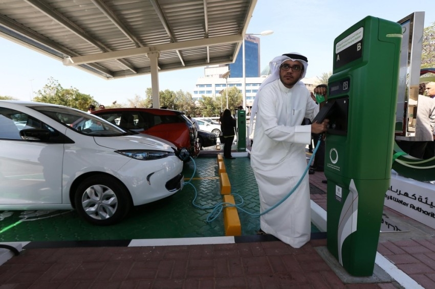 الإمارات تبحث في تطبيق قواعد جديدة على محطات شحن المركبات الكهربائية