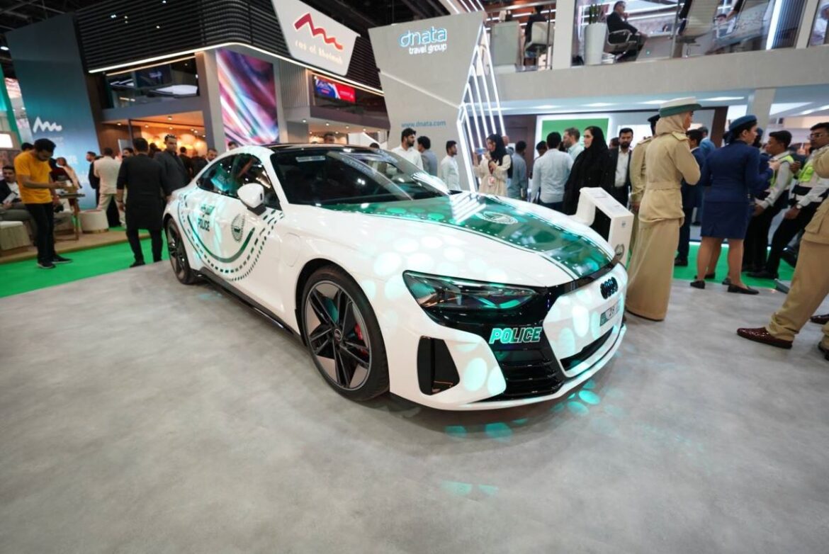 شرطة دبي وشركة النابودة تطلقان سيارة أودي آر إس e-tron جي تي الكهربائية