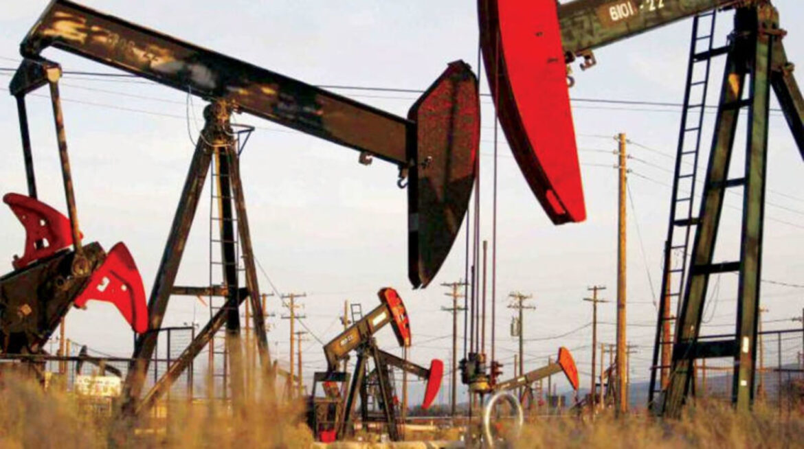 النفط يتجه لتسجيل مكاسب أسبوعية بفضل بيانات اقتصادية إيجابية