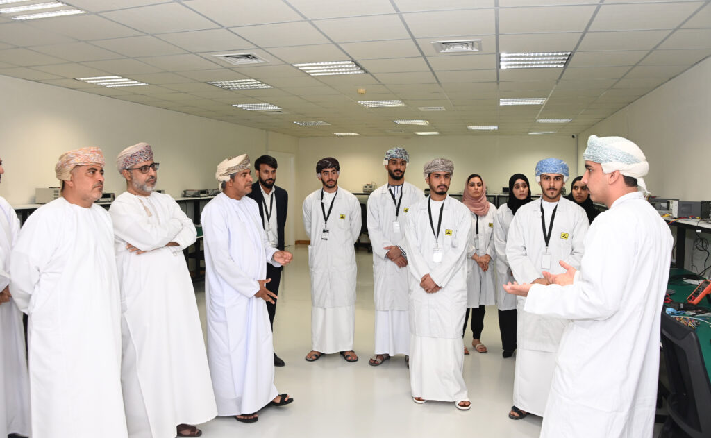 مهندسون عمانيون يحققون طفرة في تصميم أول رقائق إلكترونية