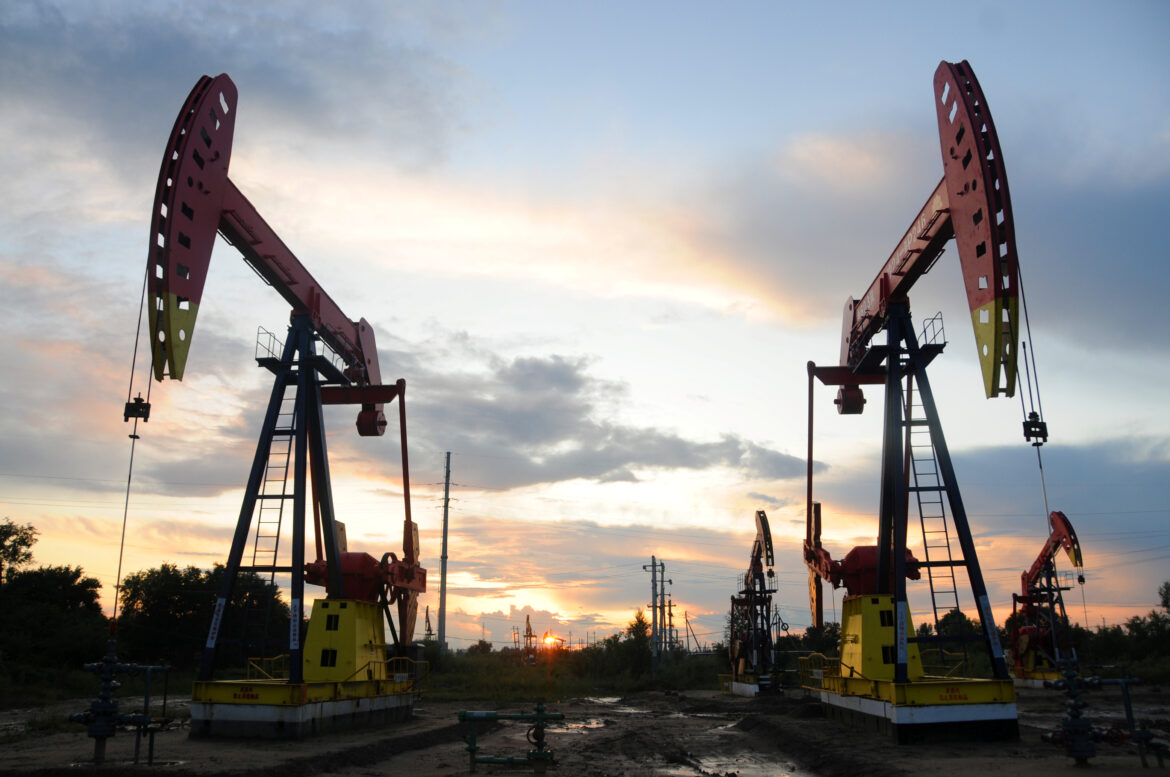 مخاوف الشرق الأوسط ترفع أسعار النفط رغم زيادة المخزونات الأميركية