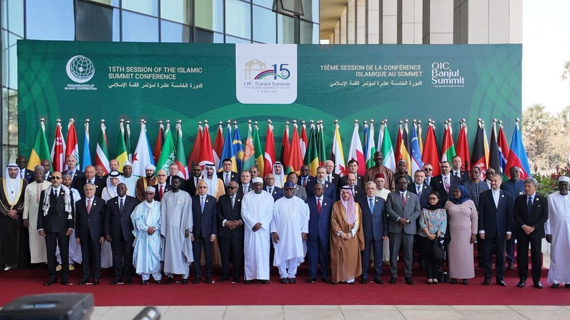 عمان تشارك في الدورة الخامسة عشرة لقمة منظمة التعاون الإسلامي في غامبيا